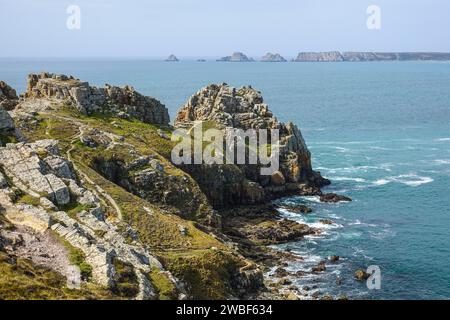 Pointe de Dinan, Crozon, hinter Pointe de Pen Hir mit den Felsen Les Tas de POIs, Halbinsel Crozon, Departement Finistere Penn AR Bed, Region Bretagne Stockfoto