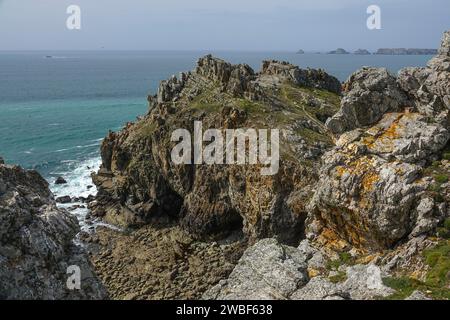 Pointe de Dinan, Crozon, hinter den Felsen Les Tas de POIs vor dem Pointe de Pen Hir, Halbinsel Crozon, Departement Finistere Penn AR Bed Stockfoto