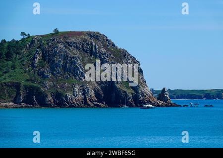 Felsformation Pointe de Treboul in der Bucht von Baie de Douarnenez von der Ile de l'Aber aus gesehen, Halbinsel Crozon, Département Finistere, Bretagne Stockfoto