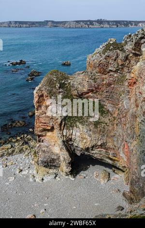 Pointe de Dinan, Crozon, hinter Pointe de Pen Hir mit den Felsen Les Tas de POIs, Halbinsel Crozon, Departement Finistere Penn AR Bed, Region Bretagne Stockfoto