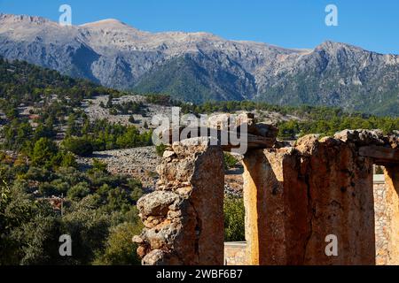 Überreste einer alten Mauer vor einer Bergkulisse unter blauem Himmel, Aradena-Schlucht, Aradena, Sfakia, Kreta, Griechenland Stockfoto