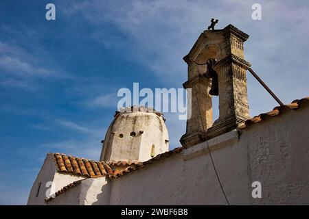 Kirche St. Michael Erzengel, Kreuzkuppelkirche, der weiße Glockenturm einer Kirche erhebt sich in den blauen Himmel, Aradena Gorge, Aradena, Sfakia Stockfoto