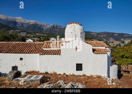 Kirche St. Michael Erzengel, Kirche mit Kreuzkuppel, Architektur der Weißen Kirche vor einem Hintergrund der Berge und des blauen Himmels, Aradena-Schlucht Stockfoto