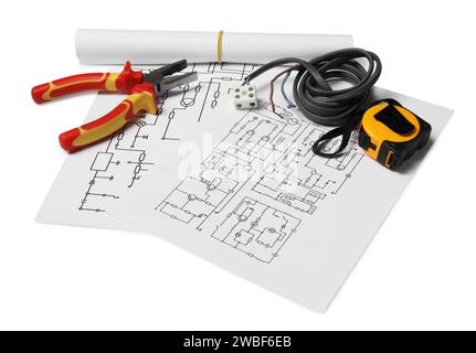 Schaltpläne, Drähte, Zangen und Bandmaß isoliert auf weiß Stockfoto
