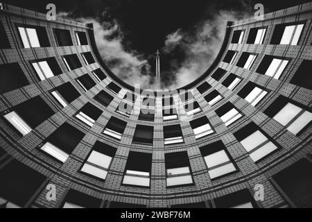 Blick nach oben auf ein kreisförmiges Gebäude in Schwarz-weiß mit Himmel und Wolken im Hintergrund, Friedrichstraße, Wuppertal Elberfeld, Norden Stockfoto