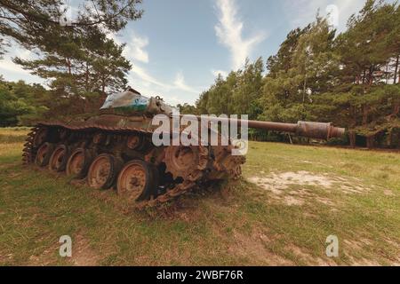 Verlassener Tank rostet auf einem Feld neben Bäumen, M41 Bulldog, Lost Place, Brander Wald, Aachen, Nordrhein-Westfalen, Deutschland Stockfoto