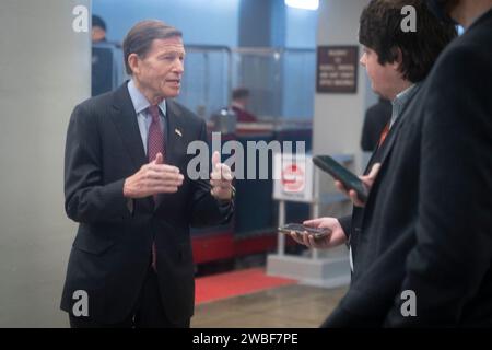 Washington, District of Columbia, USA. Januar 2024. US-Senator RICHARD BLUMENTHAL (D-CT) spricht mit Reportern in der Senate Subway, 9. Januar 2024 (Credit Image: © Douglas Christian/ZUMA Press Wire) NUR REDAKTIONELLE VERWENDUNG! Nicht für kommerzielle ZWECKE! Stockfoto