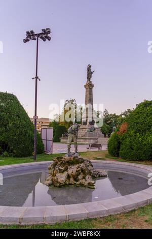 Ruse, Bulgarien - 18. September 2023: Blick auf den Herakles und den Hydra-Brunnen und das Freiheitsdenkmal auf dem zentralen Platz, Ruse, Northea Stockfoto