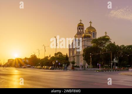 Varna, Bulgarien - 22. September 2023: Blick auf den Sonnenuntergang der Dormition der Theotokos-Kathedrale, mit Einheimischen und Besuchern, Varna, Bulgarien Stockfoto