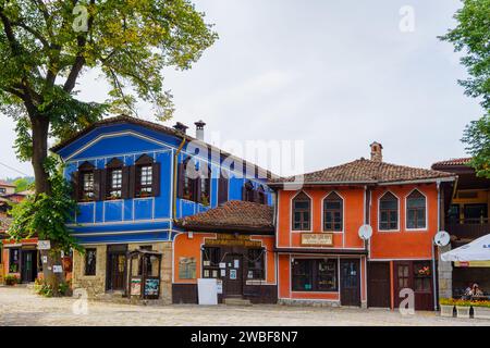 Koprivshtitsa, Bulgarien - 24. September 2023: Straßenszene mit Café, Geschäften, Einheimischen und Besuchern, in Koprivshtitsa, Bulgarien Stockfoto