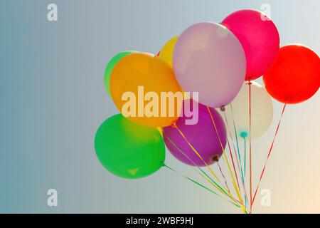 Bunte Ballons fliegen am blauen Himmel an sonnigen Tagen Platz für Text Stockfoto