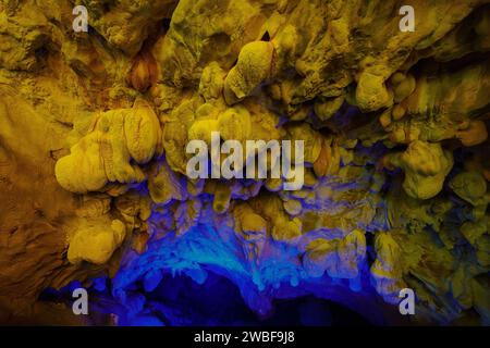 Blick auf Stalaktiten in der Vrelo-Höhle, Matka-Canyon, Nordmakedonien Stockfoto