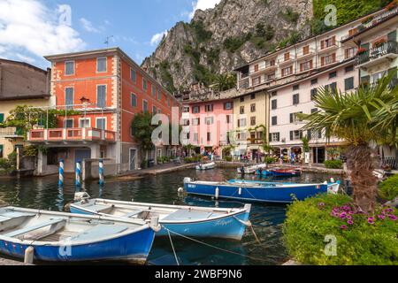 Häuser und Fischerboote im alten Hafen von Limone sul Garda, Gardasee, Provinz Brescia, Lombardei, Oberitalien, Italien Stockfoto