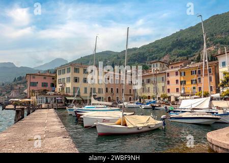 Boote im Hafen von Gargnano, Gardasee, Provinz Brescia, Lombardei, Italien Stockfoto