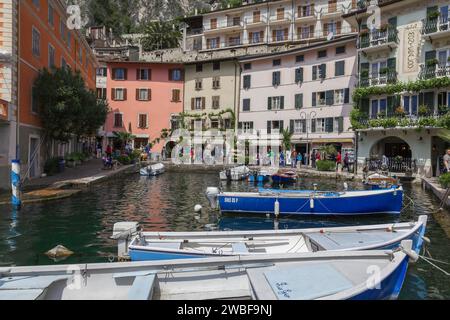 Häuser und Fischerboote im alten Hafen von Limone sul Garda, Gardasee, Provinz Brescia, Lombardei, Oberitalien, Italien Stockfoto