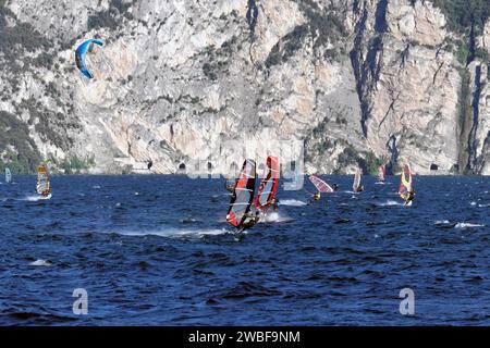 Windsurfer beim Surfen bei starkem Wind am Gardasee in der Nähe von Malcesine, Veneto, Italien Stockfoto