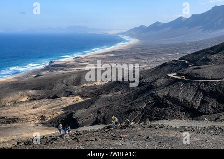 Blick vom Aussichtspunkt Mirador di Cofete auf die Brandung vor dem Strand der ostatlantischen Landschaft der erloschenen urzeitlichen Vulkanlandschaft Stockfoto