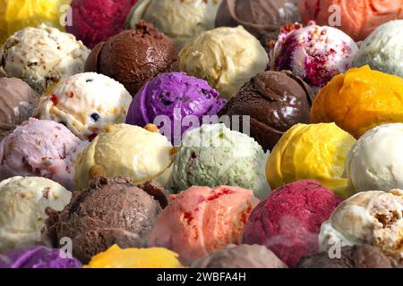 Verschiedene Eissorten. Buntes Eis in verschiedenen Geschmacksrichtungen. Seitenansicht von Eis Stockfoto