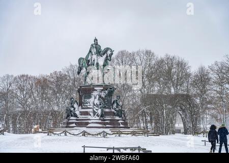 Das Reiterdenkmal Friedrich Franz II., Landeshauptstadt Schwerin, Mecklenburg-Vorpommern, Deutschland | Reiterdenkmal Friedrich Franz II., St. Stockfoto