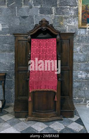 Historischer Beichtstuhl in der Kirche San Donato, Via S. Donato, 10, im Zentrum von Genua, Italien Stockfoto