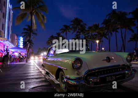 Miami, USA. Oktober 2023. Fahrzeug auf dem Seeweg vor dem Avalon Hotel. Stockfoto