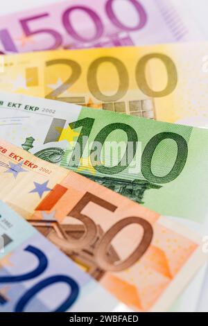 Viele verschiedene Euro-Banknoten. Symbolisches Foto für Vermögen und Investitionen, Österreich Stockfoto