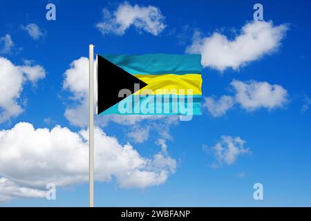 Nationalflagge der Bahamas vor Cumulus Wolken und blauem Himmel, Studio Stockfoto