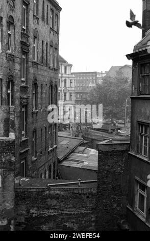 Blick vom Hinterhof der Kolonnenstraße 62 auf den Kaiser-Wilhelm-Platz, Schöneberg, West-Berlin, November 1983 *** Blick vom Hinterhof der Kolonnenstraße 62 auf den Kaiser-Wilhelm-Platz, Schöneberg, West-Berlin, November 1983 Stockfoto