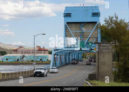 Clarkston, WA, USA - 22. Mai 2023; Interstate Highway Bridge verbindet Idaho und Washington mit Text auf US Route 12 Stockfoto