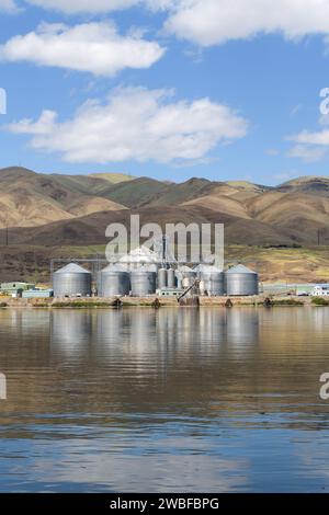 Clarkston, WA, USA - 22. Mai 2023; Columbia Grain Terminal in Clarkston WA auf der anderen Seite des Snake River Stockfoto