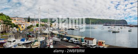 Panoramablick auf einen geschäftigen Yachthafen von Horta mit Booten und umgeben von hügeliger Landschaft, Horta, Faial Island, Azoren, Portugal Stockfoto