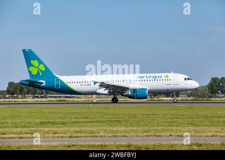 Aer Lingus Airbus A320-214 mit Registrierung EI-DVK landet auf der Polderbaan, Amsterdam Schiphol Airport in Vijfhuizen, Gemeinde von Stockfoto