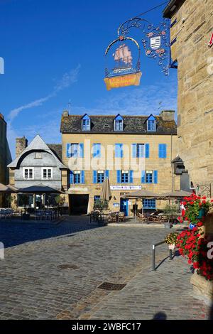 Rue du General de Gaulle in der Altstadt von Le Faou mit schiefergedeckten Granithäusern aus dem 16. Jahrhundert, Département Finistere, Bretagne Stockfoto