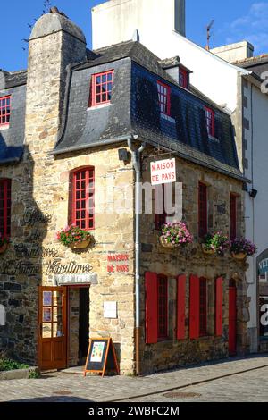 Rue du General de Gaulle in der Altstadt von Le Faou mit schiefergedeckten Granithäusern aus dem 16. Jahrhundert, Département Finistere, Bretagne Stockfoto