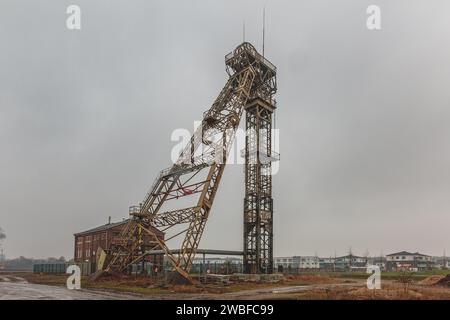 Ein alter Metallwinkelturm unter bewölktem Himmel, ein Zeichen der industriellen Vergangenheit, Lost Place, Niederberg Colliery, Neukirchen-Vluyn, Nord Stockfoto