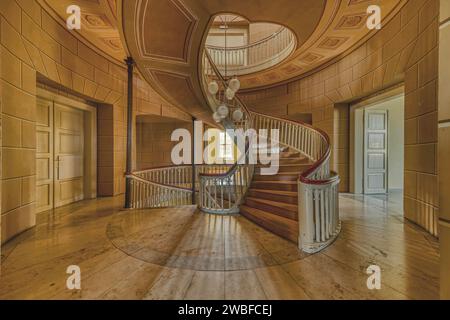 Eine elegante, geschwungene Holztreppe in einem Raum mit Tageslicht, Schachtrupp Villa, Lost Place, Osterode am Harz, Niedersachsen, Deutschland Stockfoto