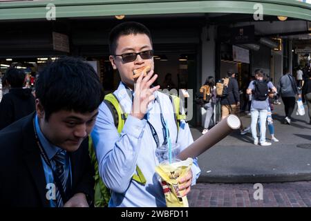 Seattle, USA. Oktober 2023. Leute besuchen den Pike Place Market spät am Tag. Stockfoto