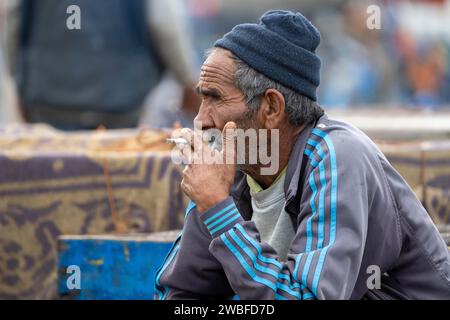 Porträt, Mann, der eine Zigarette raucht, Hafen, Essaouira, Marokko Stockfoto