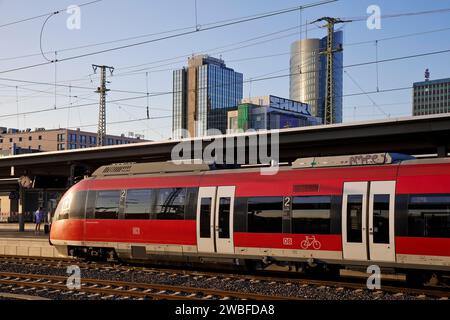 Nahverkehrszug am Hauptbahnhof vor Wolkenkratzern, Dortmund, Ruhrgebiet, Deutschland Stockfoto