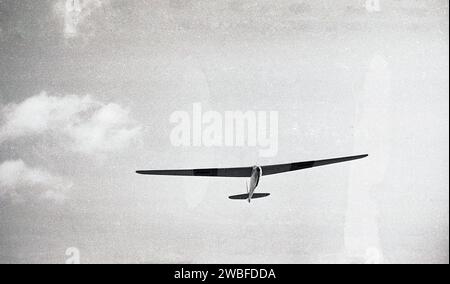 1960er Jahre, historisch, ein Spielzeuggleiter am Himmel, England, Großbritannien. Stockfoto