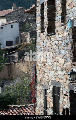 Traditionelle Steinmauern in Patones de Arriba, Madrid. Spanien Stockfoto