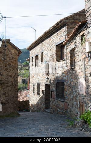 Wunderschönes Dorf, Häuser mit Steinmauern in Patones de Arriba, Madrid. Spanien Stockfoto
