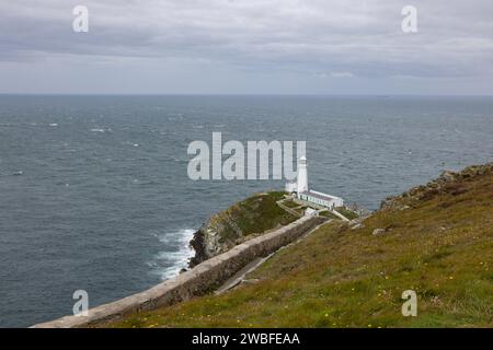 South Stack Lighthouse an der dramatischen Nordwestküste von Holy Island, Anglesey, Wales Stockfoto