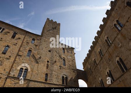 Zentraler Platz der Stadt Volterra, mittelalterlicher Palast Palazzo Dei Priori, Toskana, Italien Stockfoto