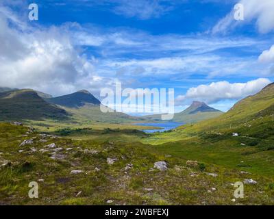 Auf der Straße entlang des Loch Lurgainn, Schottland. Es ist ein großes tiefes Loch nördlich der Westküste von Ullapool, Schottland. Stockfoto