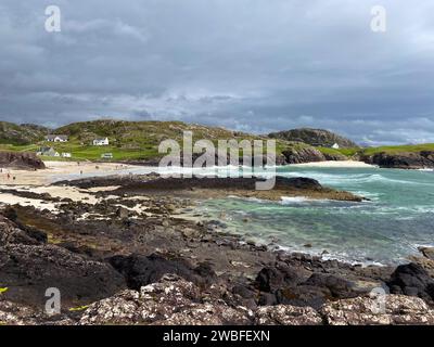 Fantastischer Clachtoll Beach in Lochinver, Schottland. Clachmaut Beach ist ein beliebter Strand mit einigen zerklüfteten Gelände, einschließlich der Split Rocks Stockfoto