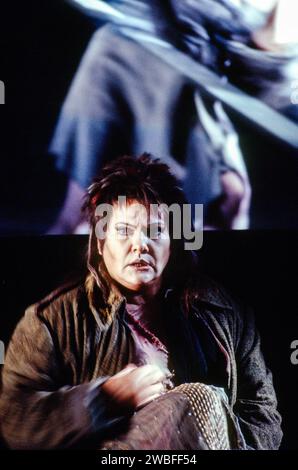 Eva Marton (Elektra) in ELEKTRA an der Royal Opera, Covent Garden, London WC2 26/01/1994 Musik: Richard Strauss Libretto: Hugo von Hofmannsthal nach Sophokles Dirigent: Christian Thielemann Bühnenbild: Hans Schavernoch Kostüme: Überlieferung Haas Beleuchtung: Robert Bryan Regie: Gotz Friedrich Stockfoto