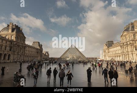 Frankreich, Paris - 03. Januar 2024 - Besuch im Innenhof des Louvre-Museums tagsüber bei Regen. Ist einer der weltweit größten Pel Stockfoto
