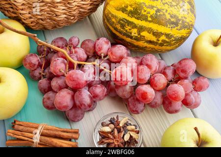 Rote Trauben auf Holz Hintergrund Stockfoto