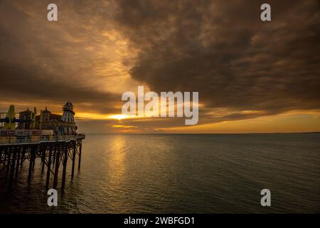 Brighton, 10. Januar 2024: Sonnenuntergang in Brighton, vom Palace Pier aus gesehen Stockfoto